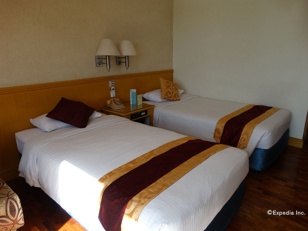 Aloha Roxas Boulevard Hotel *