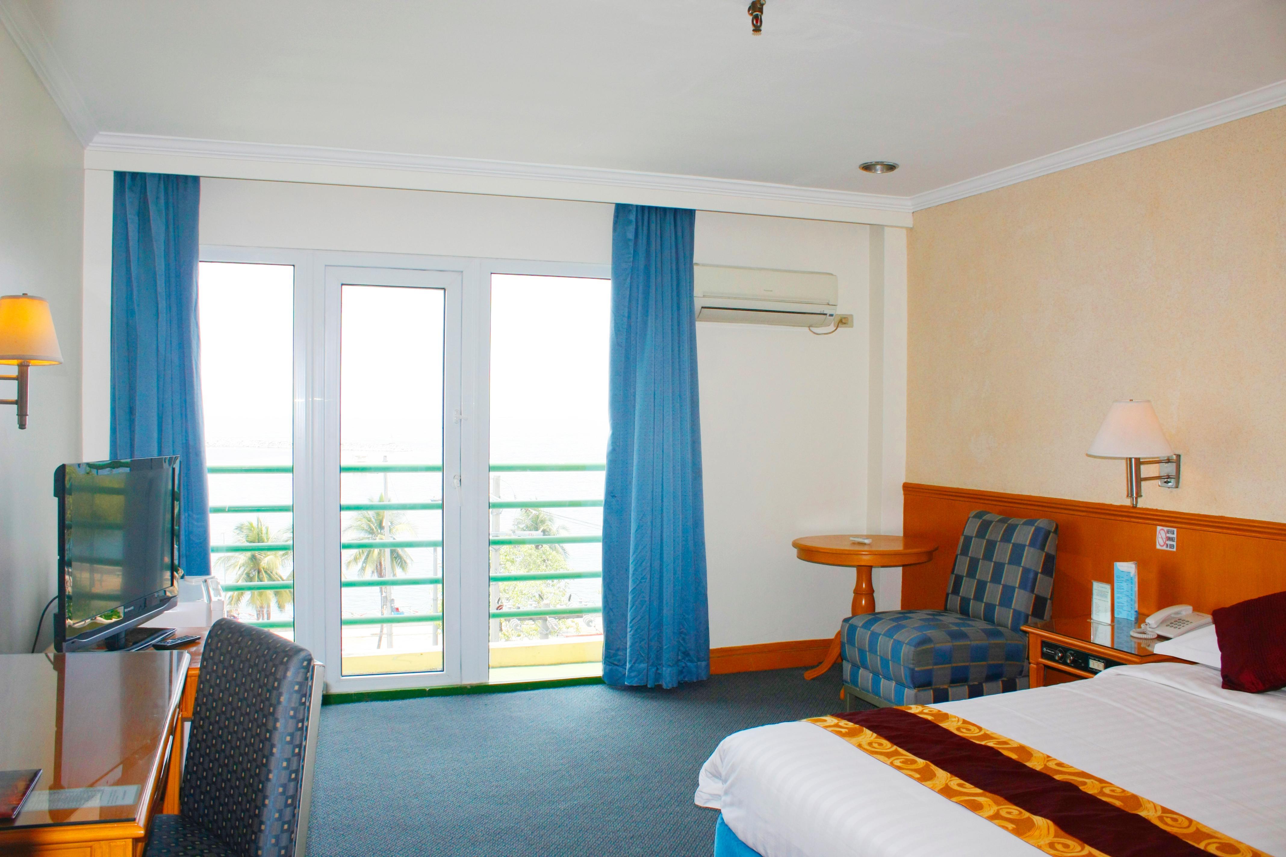 Aloha Roxas Boulevard Hotel *