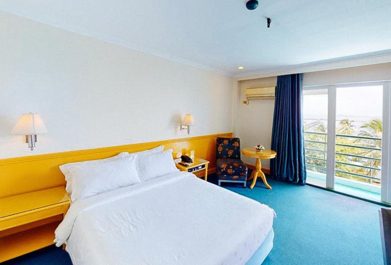 Aloha Roxas Boulevard Hotel *