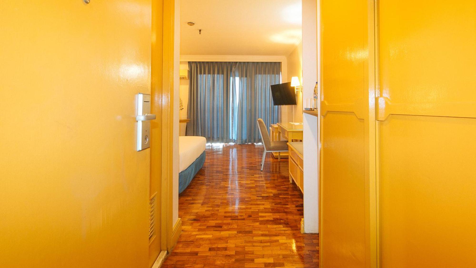 Aloha Roxas Boulevard Hotel *